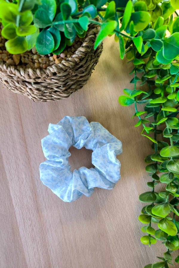 Chouchou fleurs bleu poudré