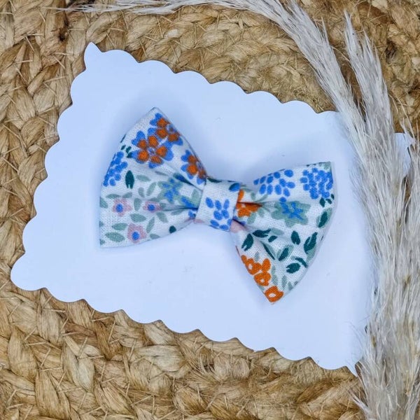 Nœud florale bleu orangé