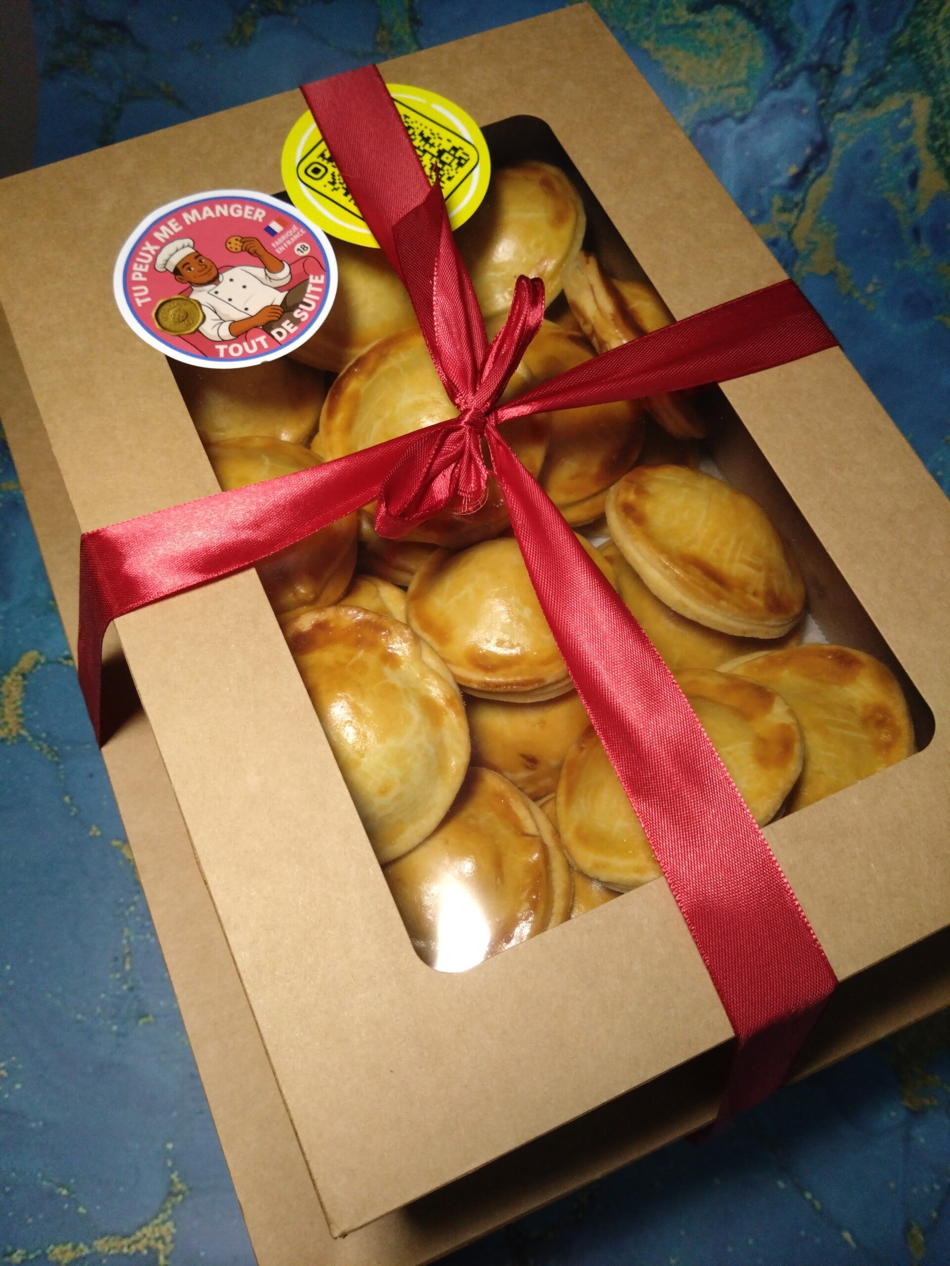 📦 Coffret gourmand – 24 pâtés créoles (poulet & porc)