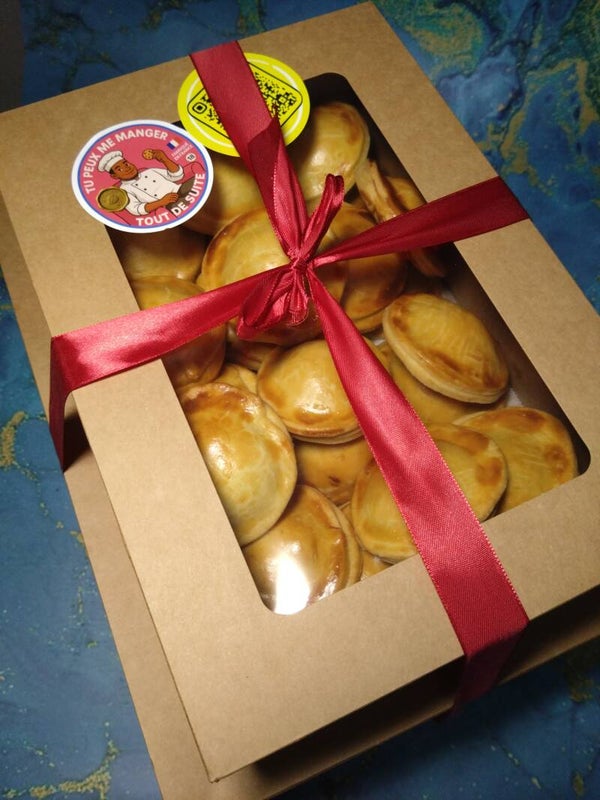 📦 Coffret gourmand – 24 pâtés créoles (poulet & porc)