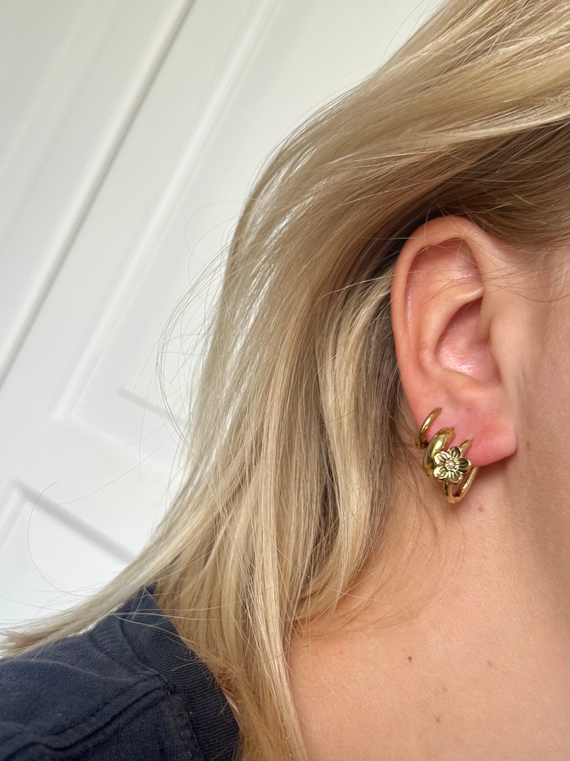 Flower hoop oorbellen