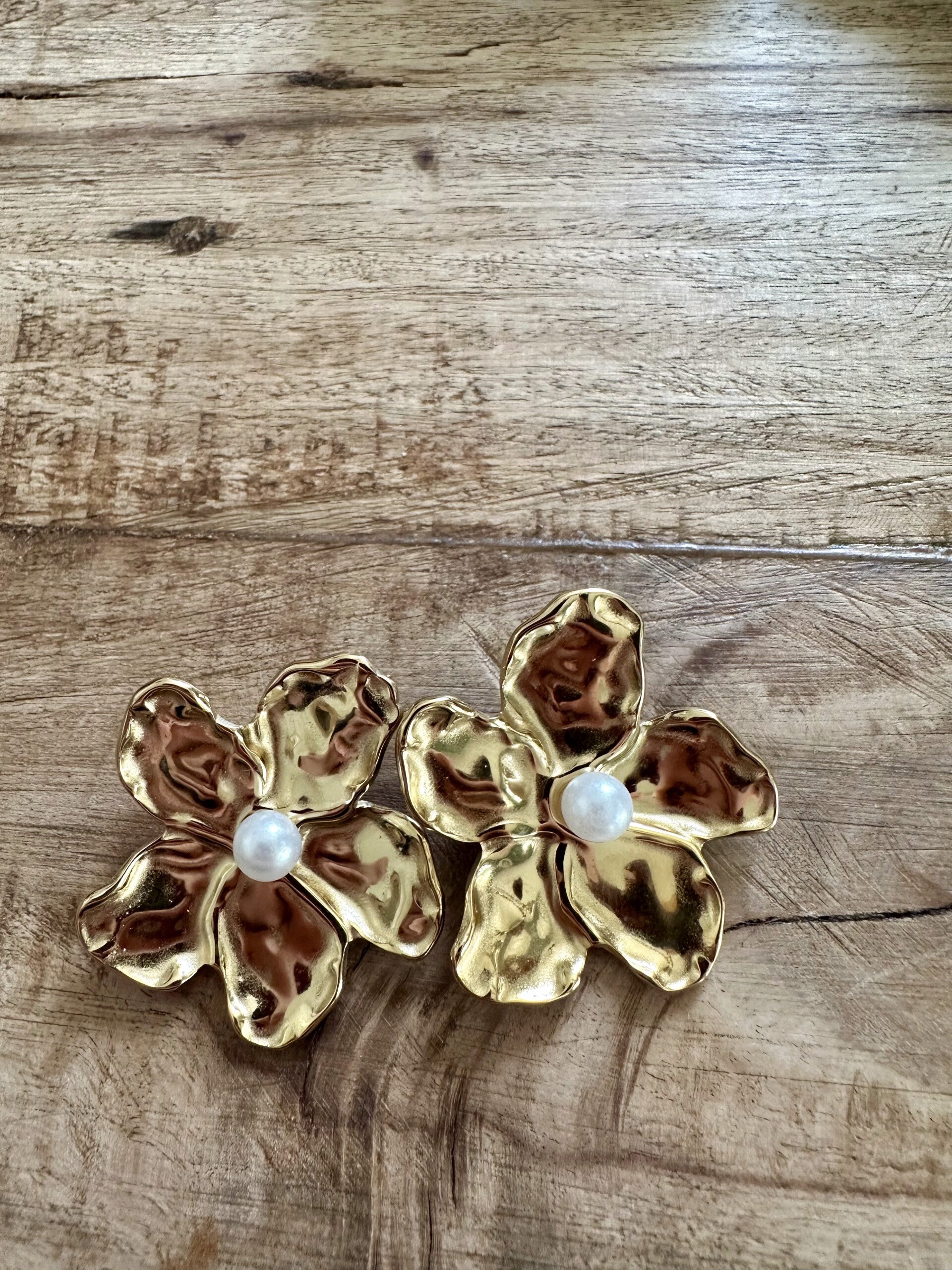 oorbellen flower pearl statement