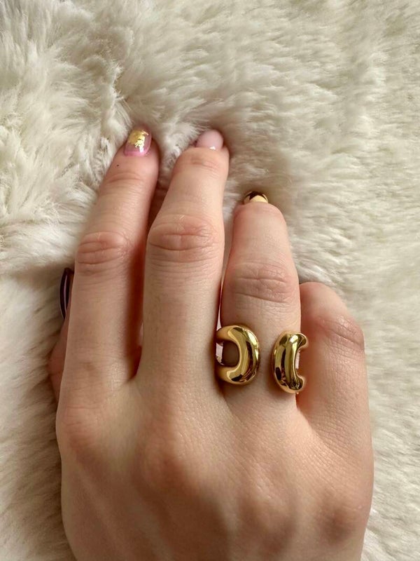 Duo curve ring