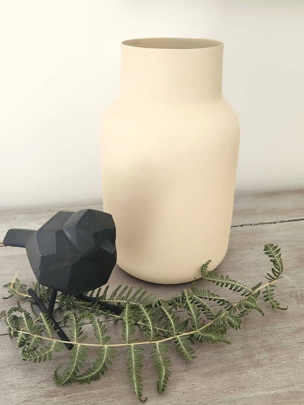 Vase en métal crème finition brute