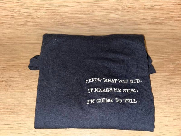 T-shirt brodé motif I know what you did