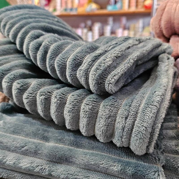 Copertina in ciniglia verde salvia 70x50 cm