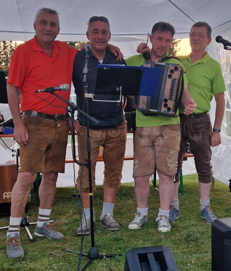 Traditioneller Hochzeitsbrauch Brautstehlen mit Musik Biggobello in Oberösterreich Stimmungsvolle Hochzeitsunterhaltung beim Brautstehlen in Oberösterreich mit Musik Biggobello