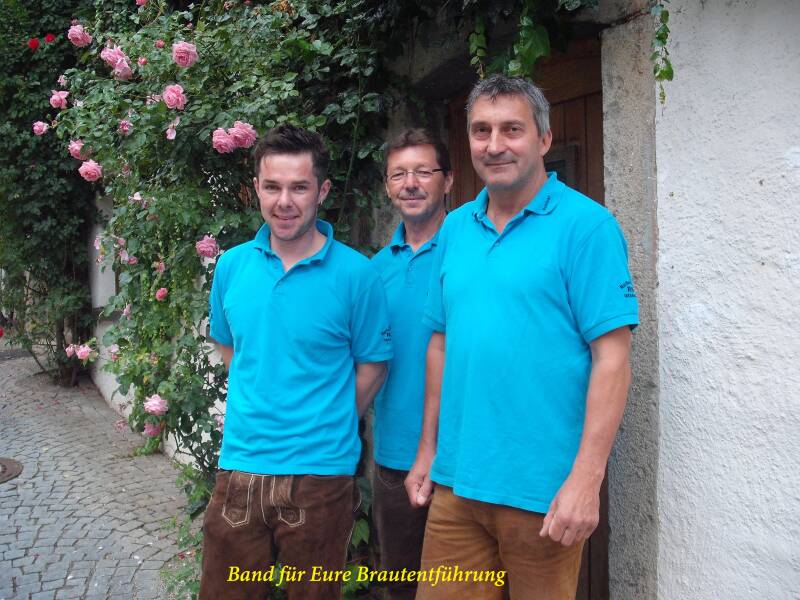 Für das Brautstehlen bei einer Hochzeit ist die richtige Musik entscheidend, um die Stimmung aufzulockern und die Gäste in Feierlaune zu bringen.