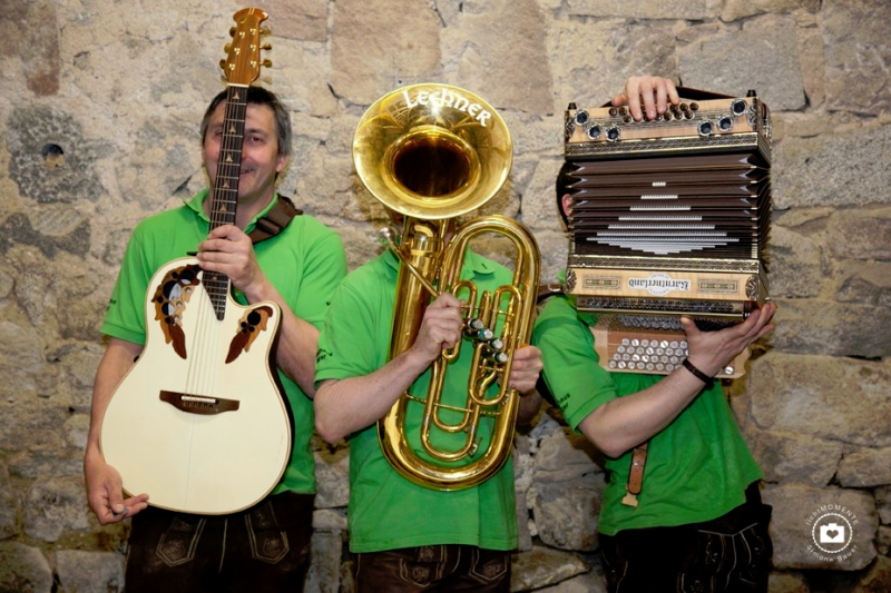 Für das Brautstehlen bei einer Hochzeit ist die richtige Musik entscheidend, um die Stimmung aufzulockern und die Gäste in Feierlaune zu bringen.