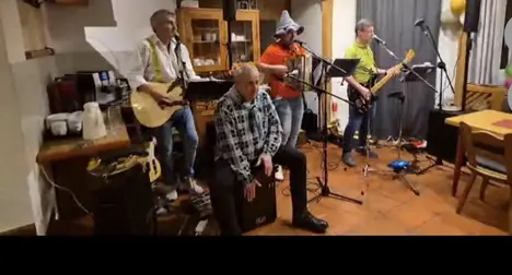Brautstehlen mit Akustikgitarre, Akkordeon, E-Bass und Cajon spielt bei einer Feier in einer Gaststube.