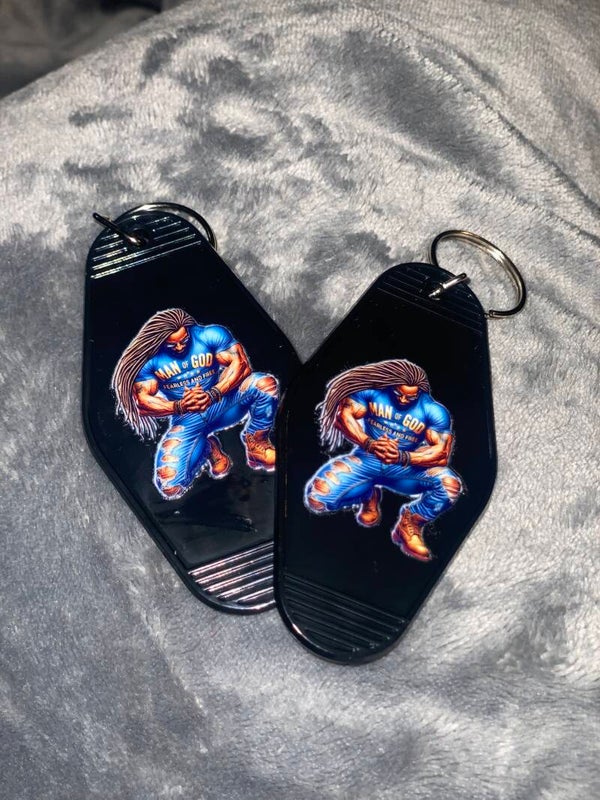 Retro Motel Sleutelhanger met Biddende Zwarte Man – DTF Print – Spiritueel & Krachtig Accessoire