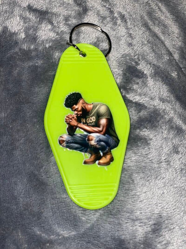 Retro Motel Sleutelhanger met Biddende Zwarte Man – DTF Print – Spiritueel & Krachtig Accessoire