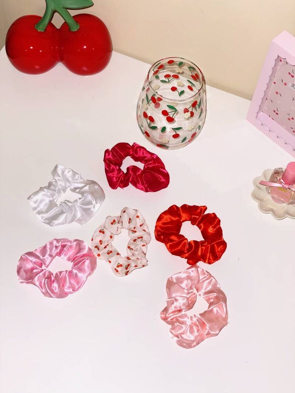 Mini Scrunchie Set – 6 Stuks 🍒🎀 | Cherry Collection