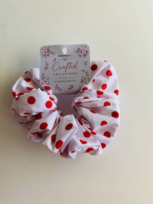 Witte Scrunchie met Rode Stippen ❤️ | Cute Hair Accessoire