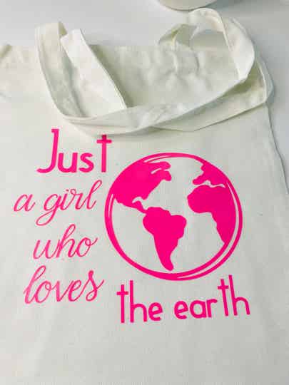 Tote Bag – Just a Girl Who Loves the World – Roze Design – Katoenen Shopper – Herbruikbaar – 38x42 cm
