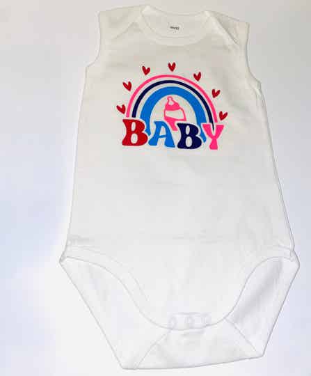 Lieve babyromper met schattige regenboog en de tekst baby