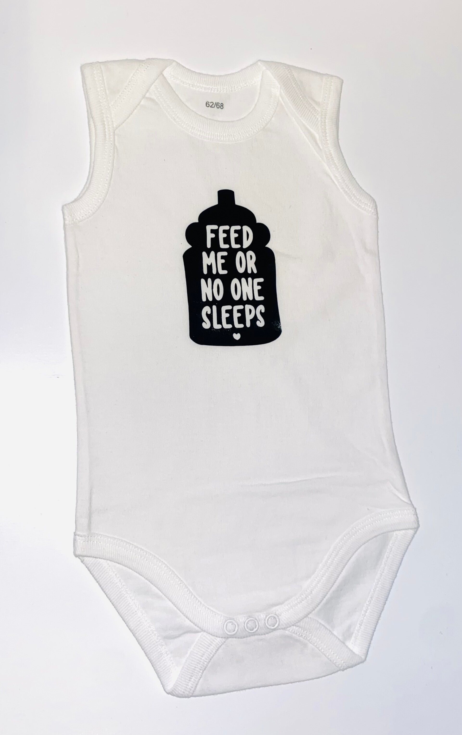 Feed Me or No One Sleeps – Grappige Babyromper  – Zacht Katoen – Heat Press Vinyl