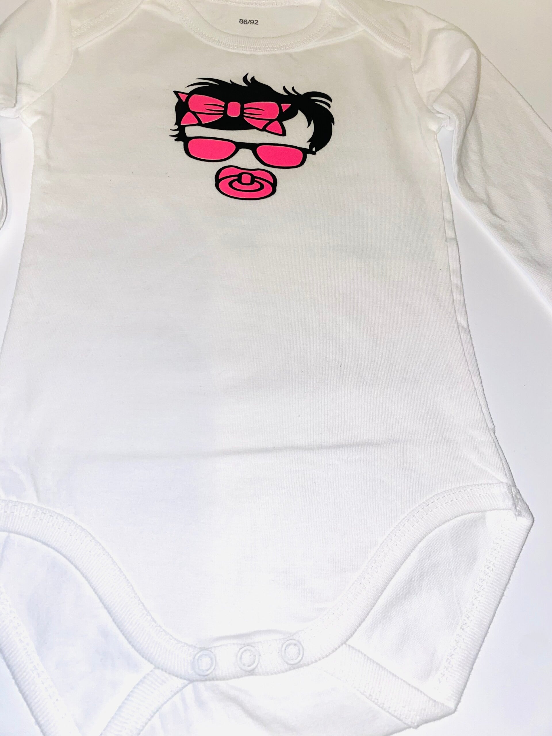 Cartoon Baby Romper – Met Speen, Strikje & Zonnebril – Roze/Zwart Design – Maat 86/92