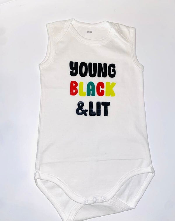 Young, Black & Lit – Babyromper met Krachtige Tekst – Rood, Geel, Groen