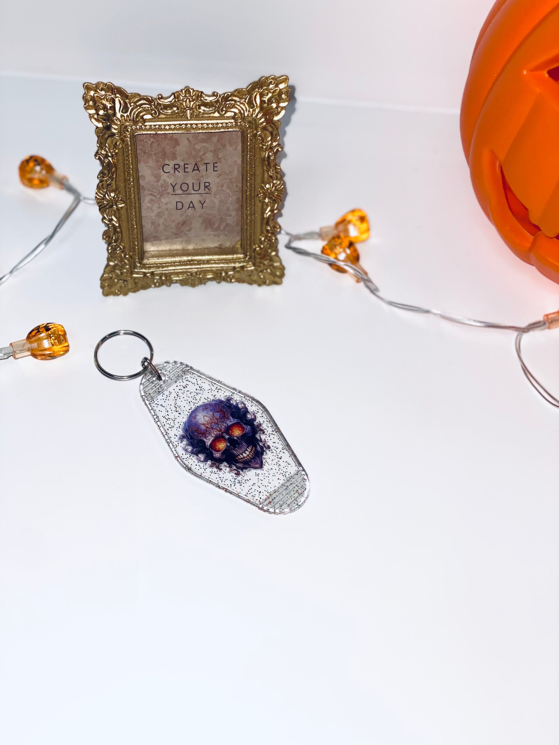 Spooky Motel Keychain – Perfect voor Halloween Vibes