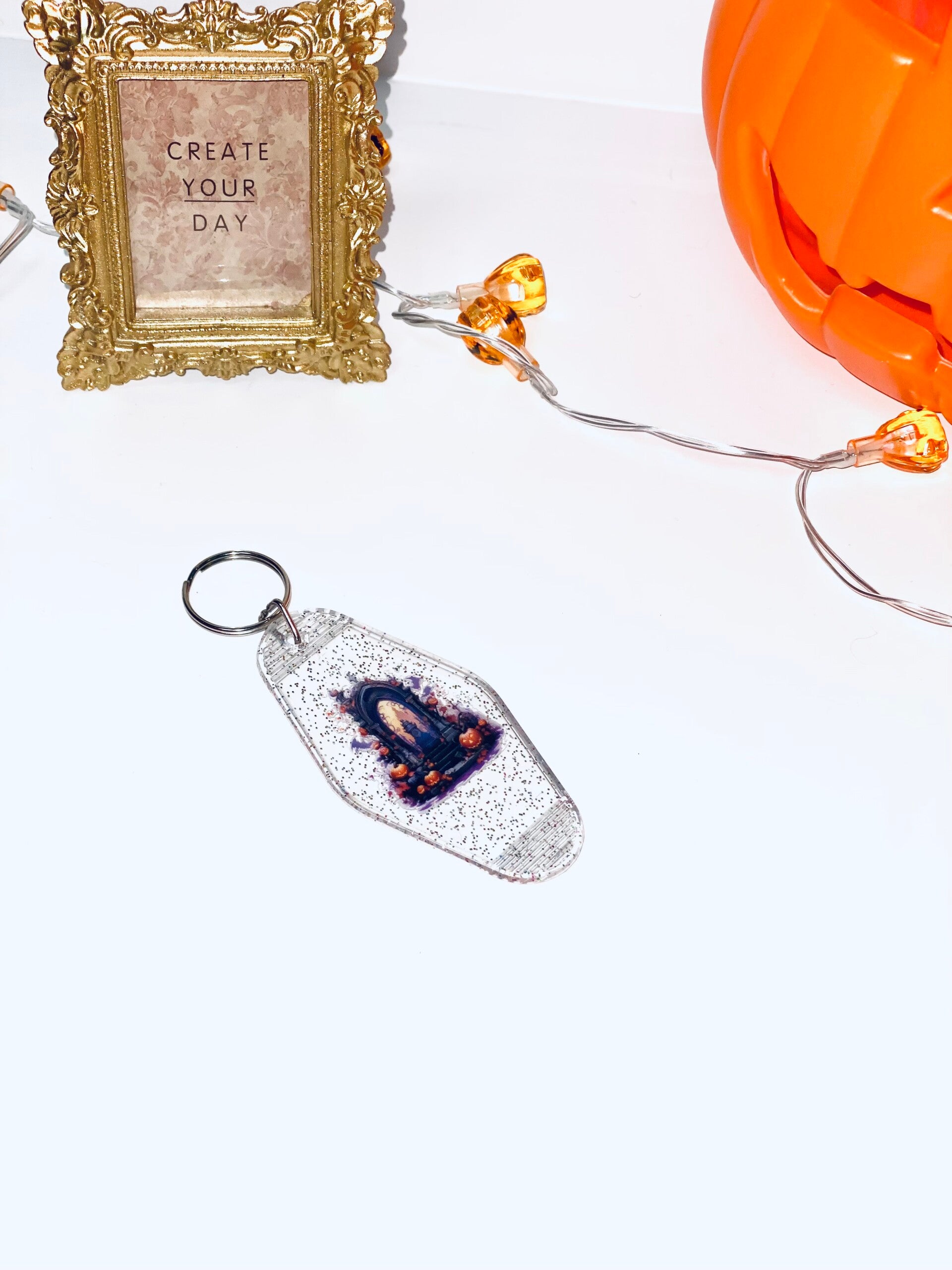 Griezelige Sleutelhanger – Motel Keychain met Halloween Print