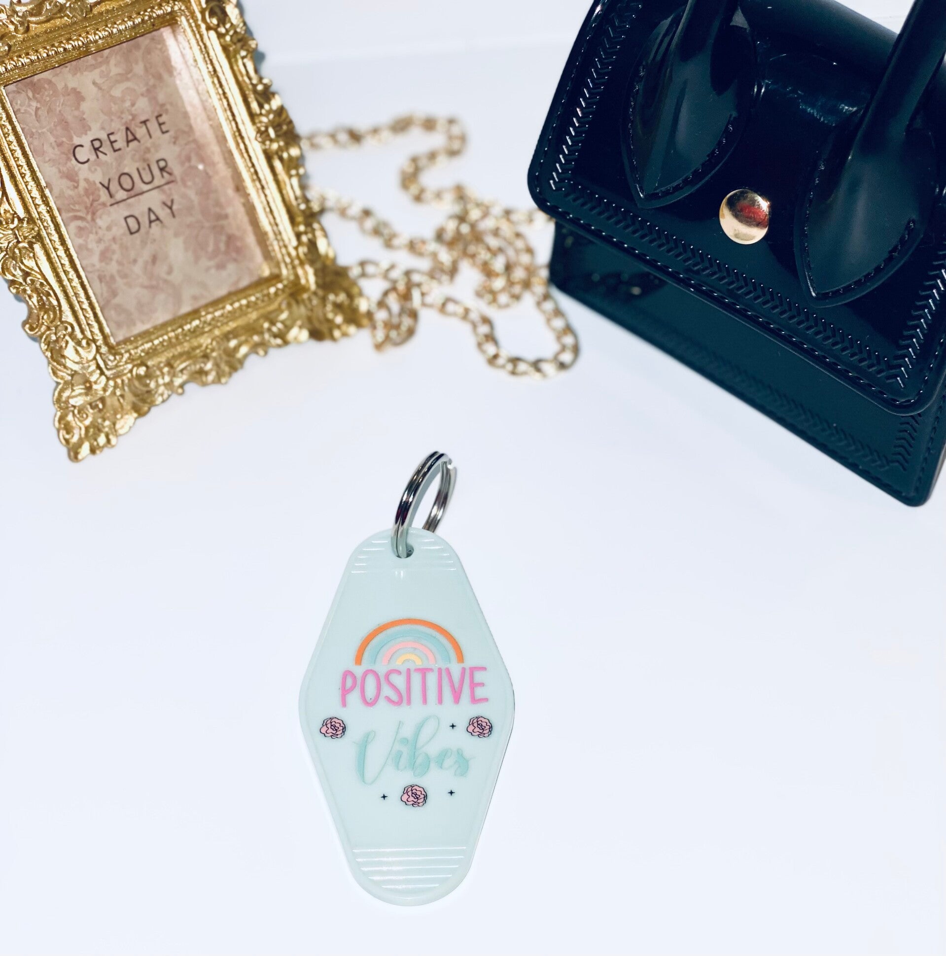 Retro Motel Keychain – Vintage Sleutelhanger met positive vibes DTF-print