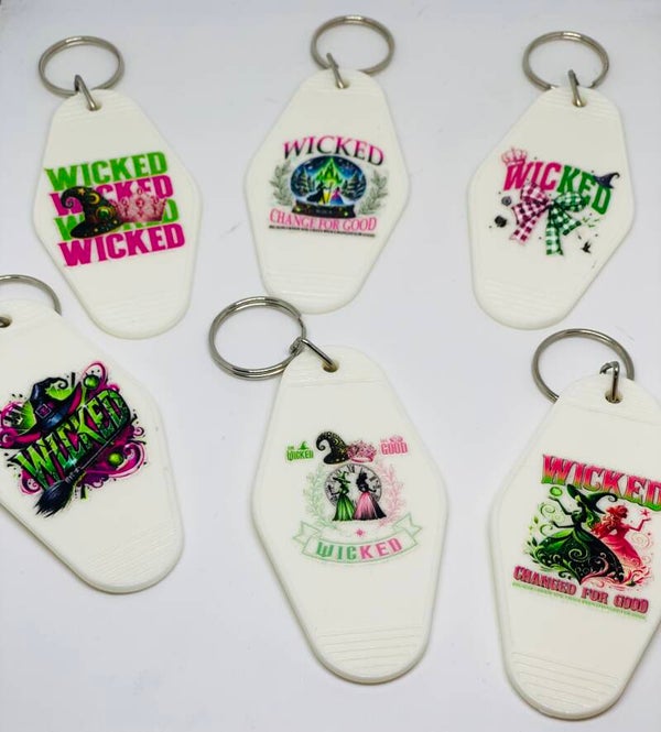 Wicked Inspired Sleutelhanger – Motel Keychain – Pink & Green Fantasy Keyring – Musical Lover Gift 💚🩷