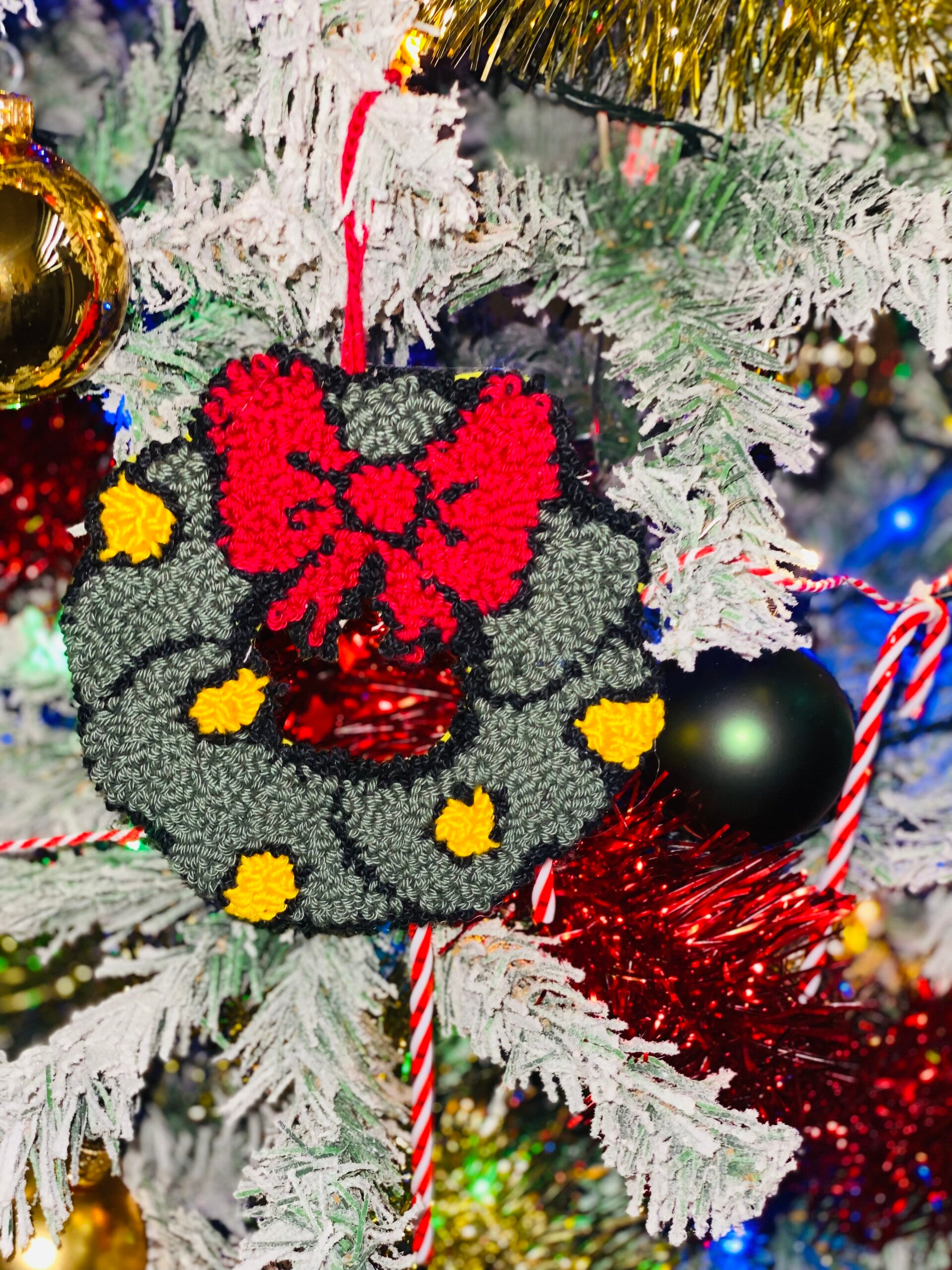 🎄 Handgemaakte Punch Needle Kerstkrans – Unieke Kerstdecoratie