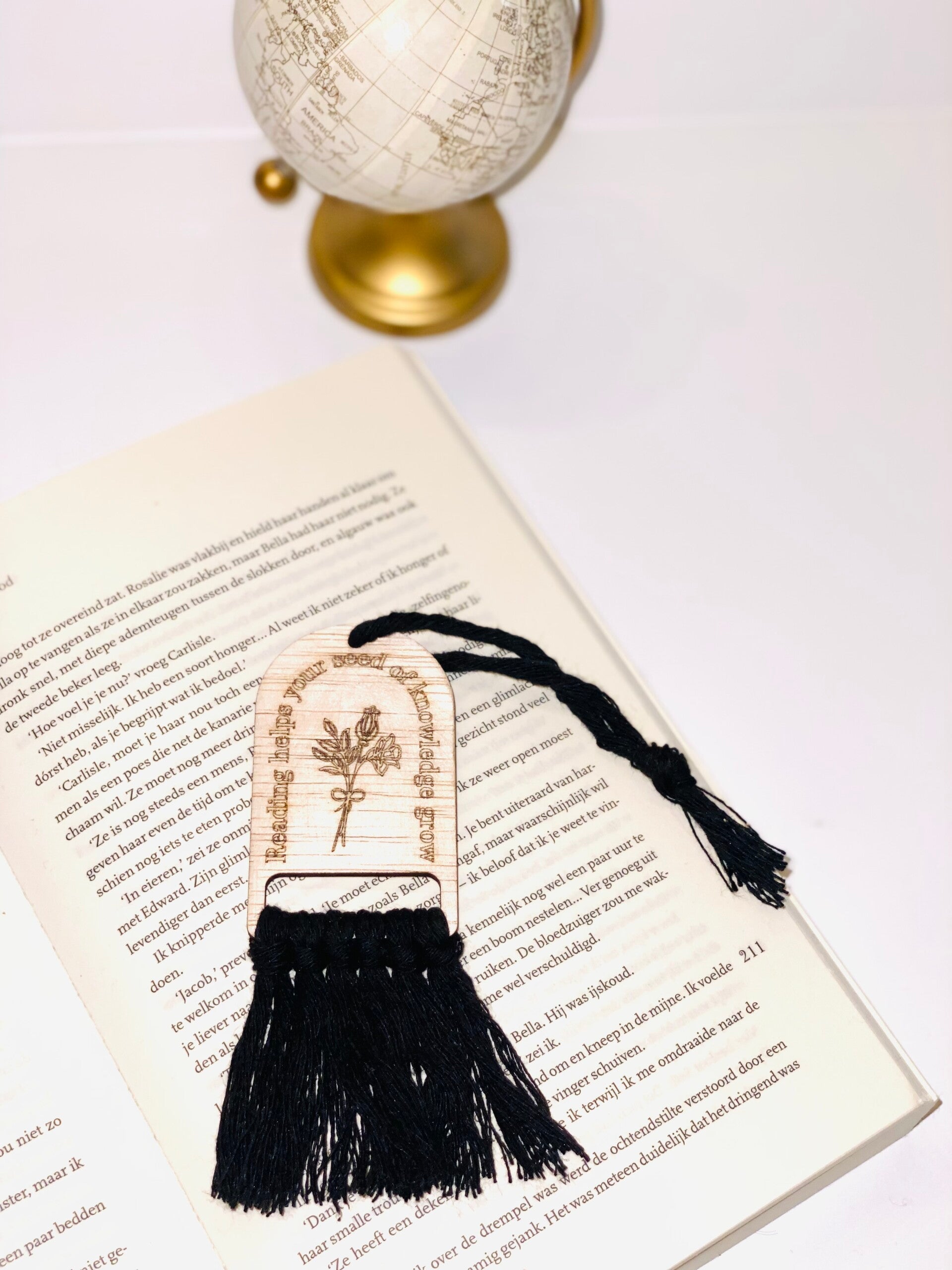 Natuurlijke Houten Bladwijzer – Macramé Afwerking