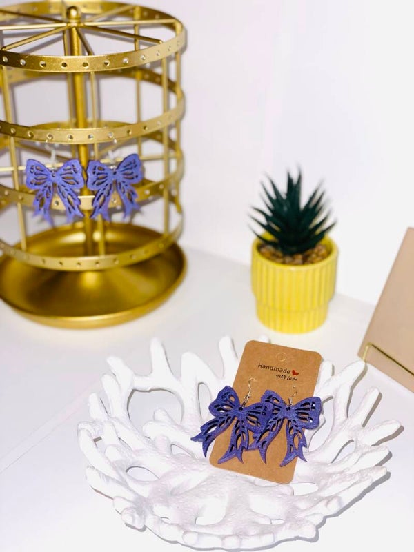 Paarse  Houten Laser Cut Strik Oorbellen  Lichtgewicht en Uniek