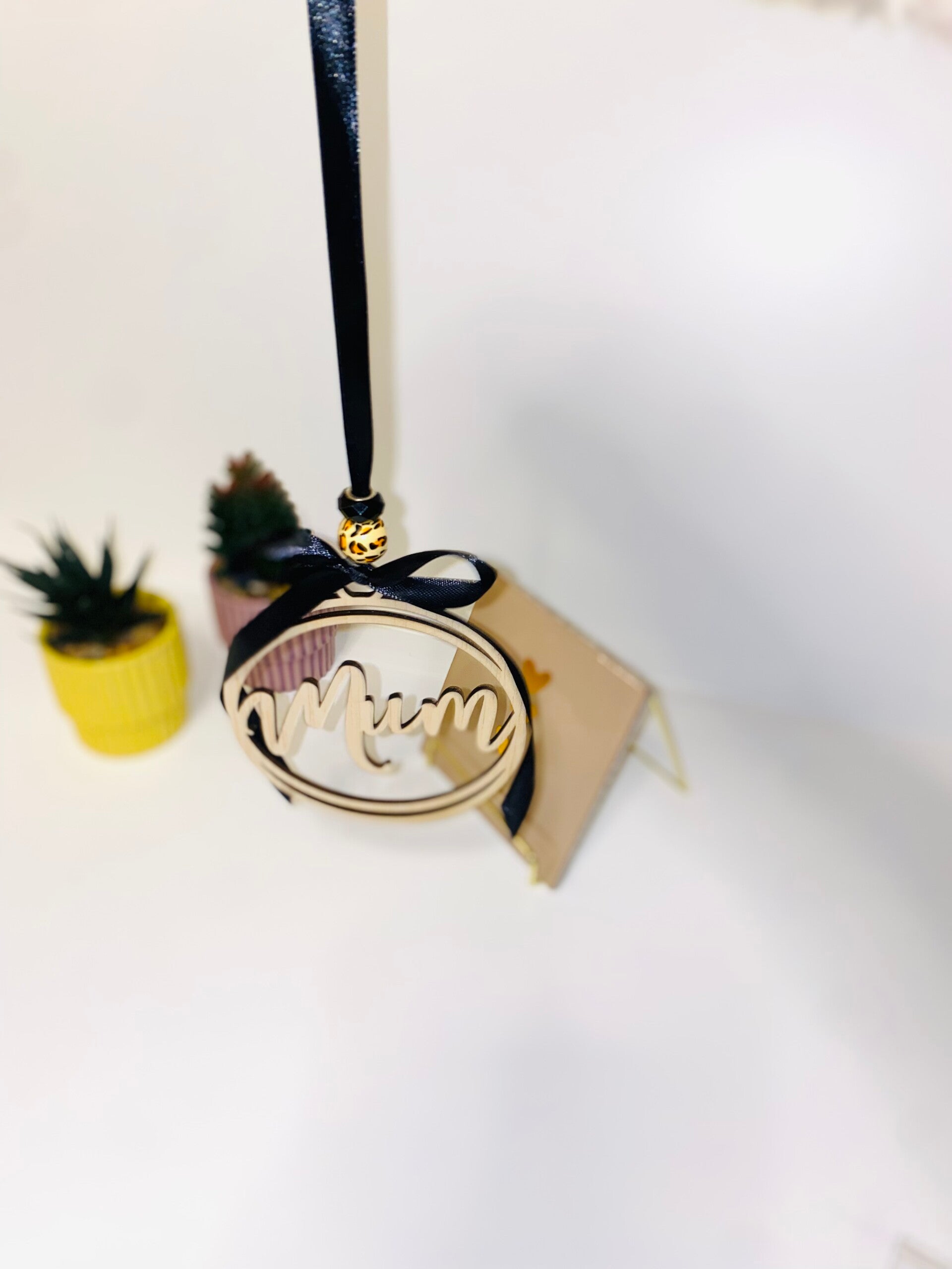 Stijlvolle Mama Auto Hanger 11x11 cm – Laser Uitgelaserd, Handverfd & Versierd met Strikje – Perfect Persoonlijk Cadeau