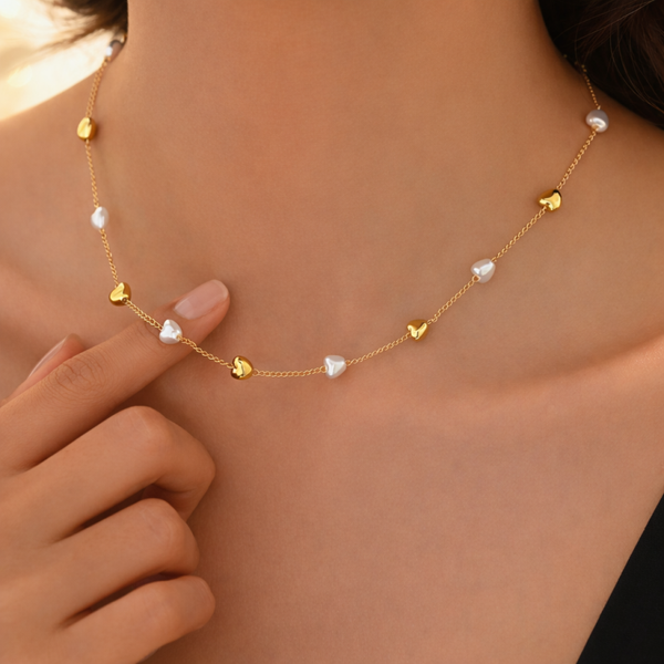 Collar elegante de Perla en forma de corzaon.