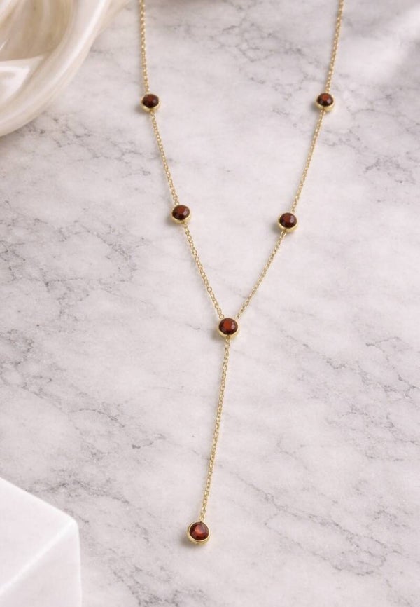 Collar en forma de Y con zircónes burdeos.