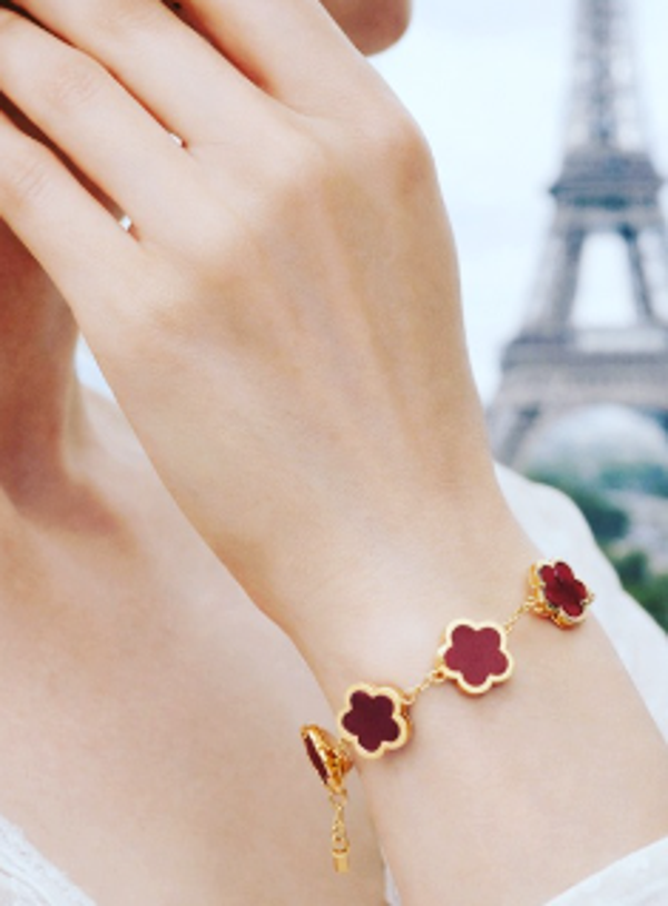 Delicada pulsera de acero bañado en oro perfecto  para el día de la madre.