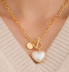 Collar de corazón blanco