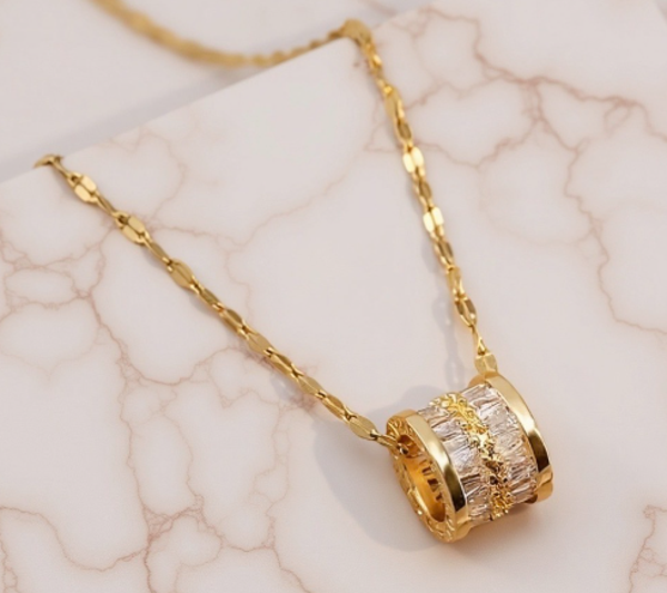 Elegante Collar con  un colgante que gira.