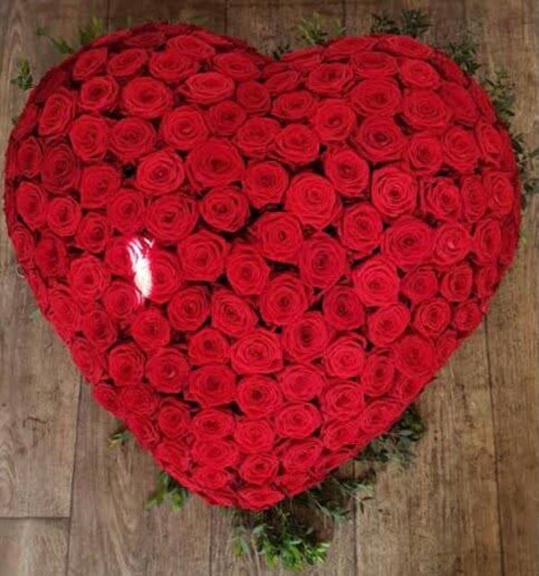 Rouwstuk speciale vorm "Hart rozen rood"