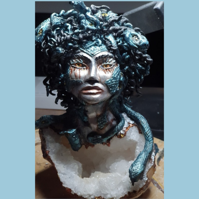 Medusa uniek handgemaakt beeld op een bergkristal