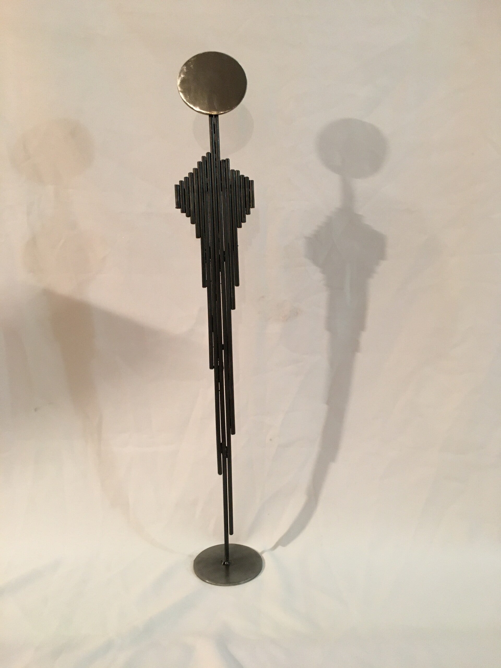 Stahlstab-Skulptur "Schlanke Dame"
