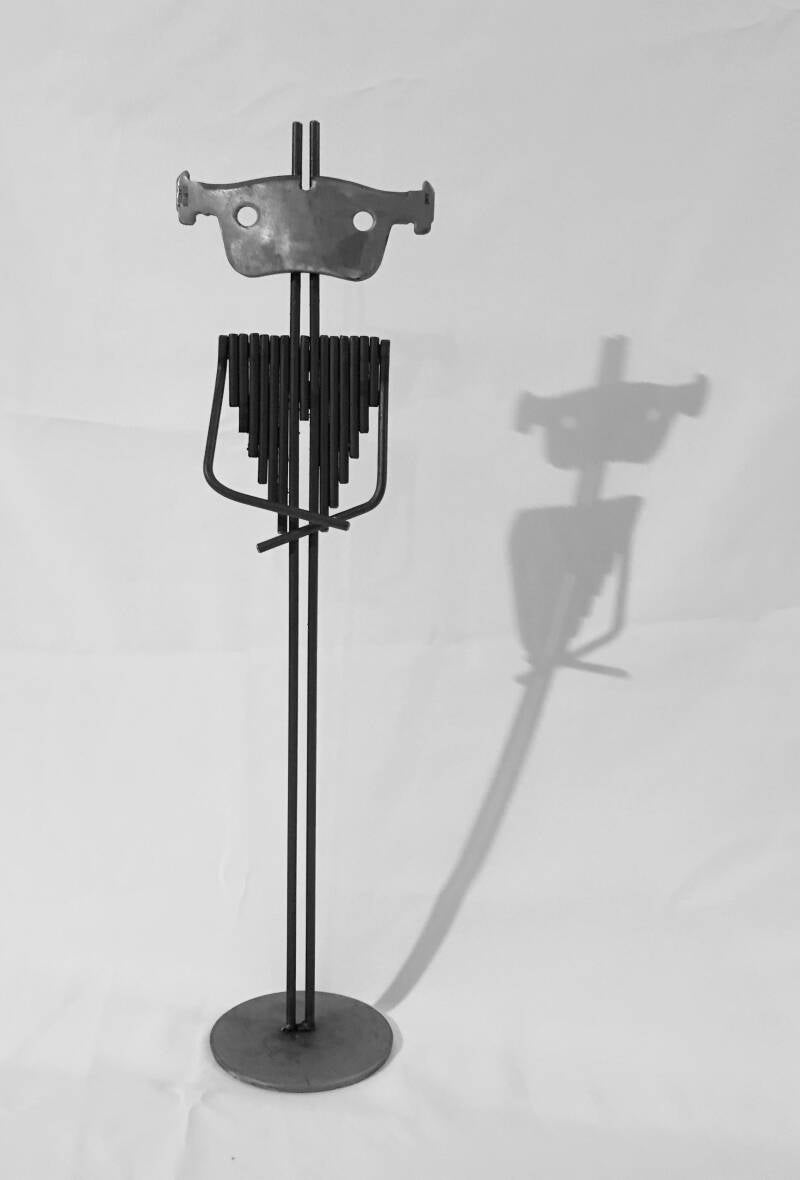 stahl-skulptur-kunst-stahlstab-unikat-priester-standard-v7ittn.jpg