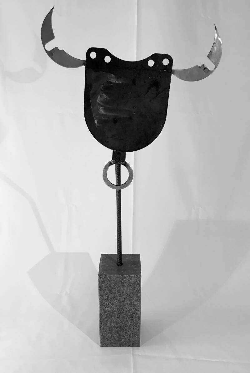 stahl-skulptur-schweissen-geschweisst-abstrakt-figur-stier-steinsockel-80cm-fgs-standard.jpg