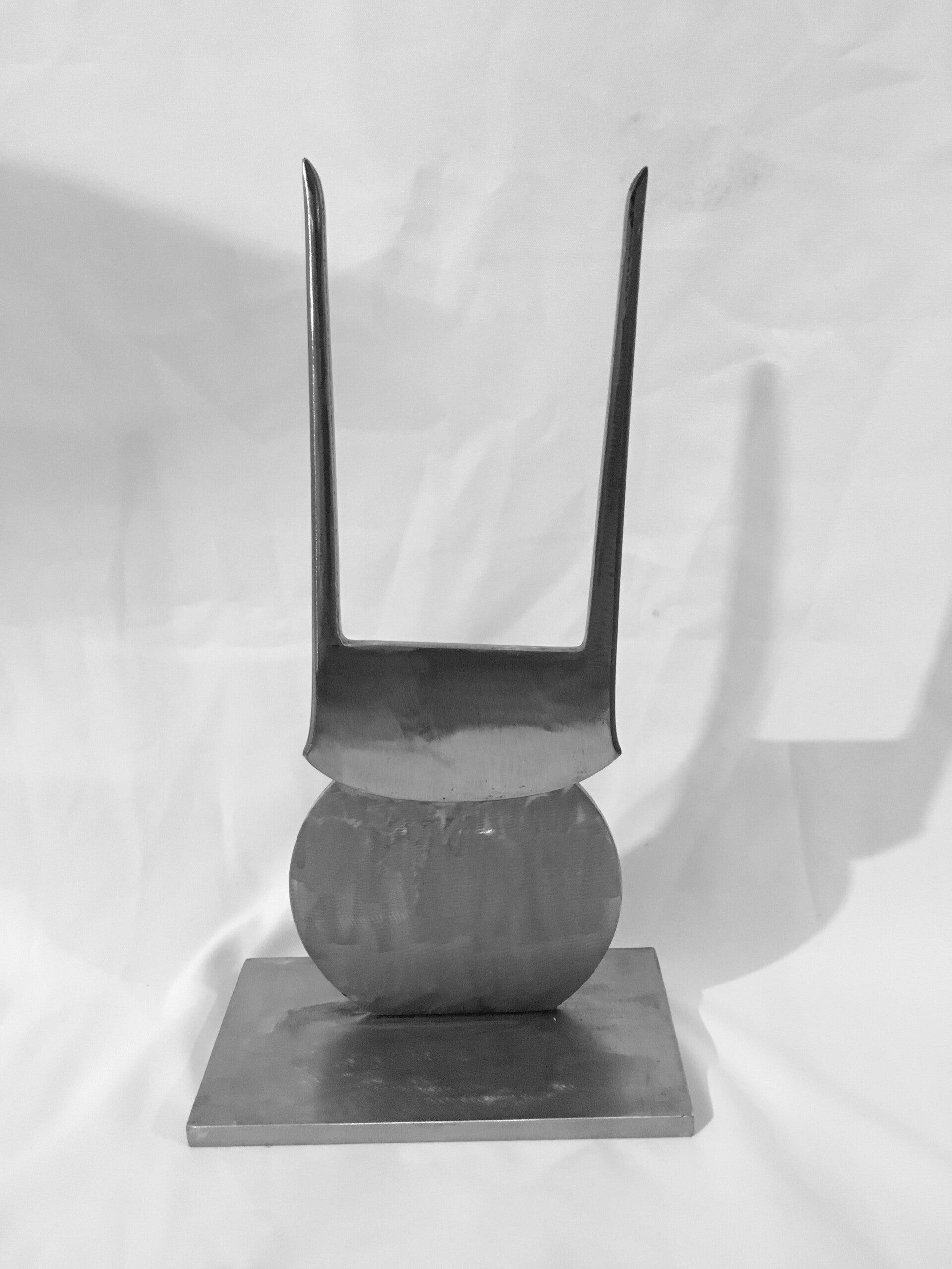 abstrakte Stahl-Skulptur "Dickes Longhorn"