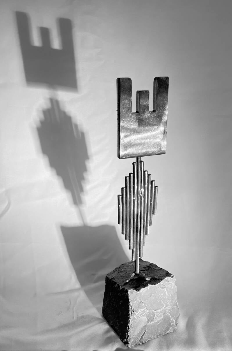 stahl-skulptur-schweissen-unikat-kunst-fgs-stahlstab-steinsockel-kopf-standard.jpg
