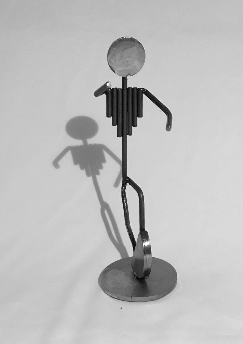 stahl-skulptur-unikat-stahlstab-kunst-figur-wippe-standard.jpg