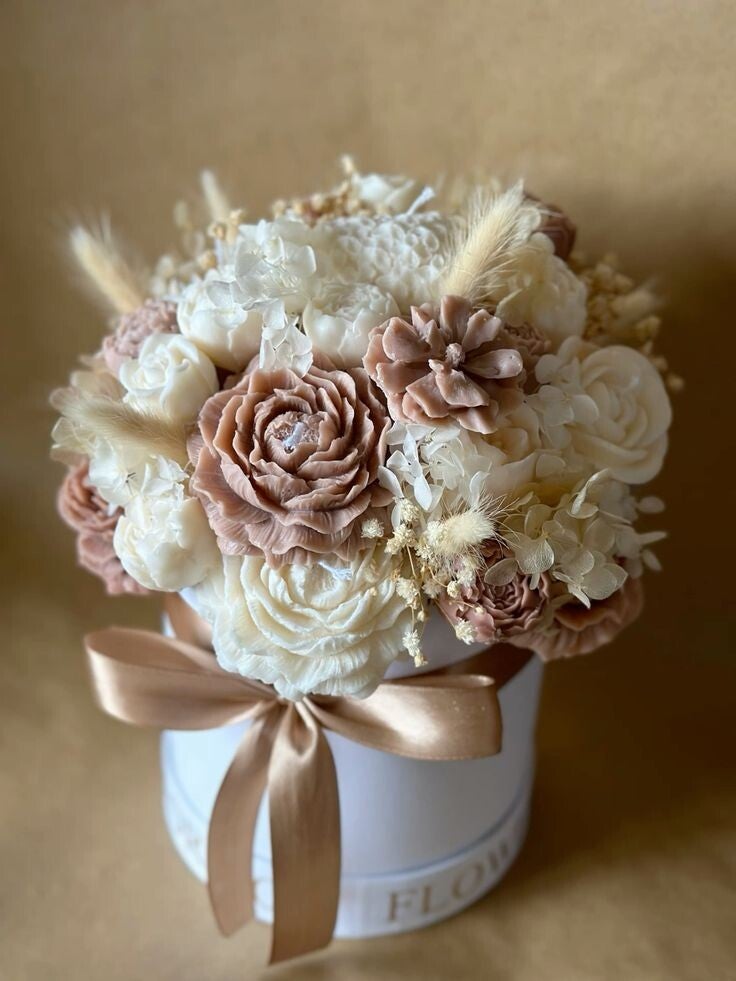 Handgemachter Blumenstrauß aus  Wachsblüten aus Rapswachs.