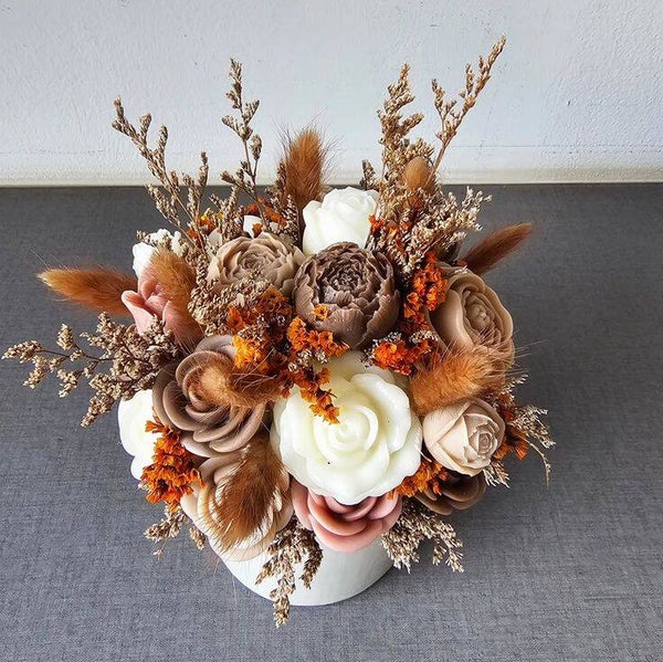 Handgemachter Blumenstrauß aus  Wachsblüten aus Rapswachs.