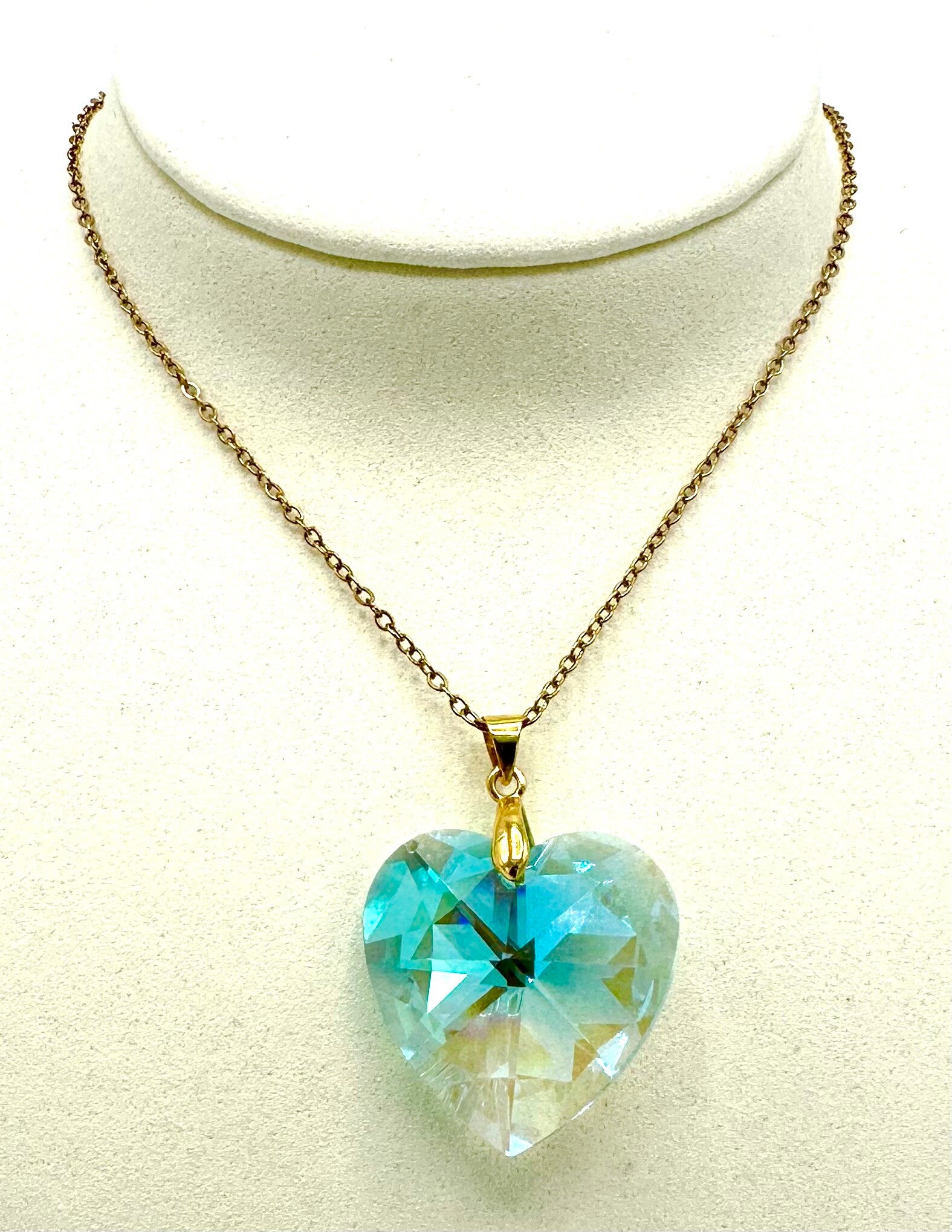 Pendentif Violet Swarowski avec chaine dorée.