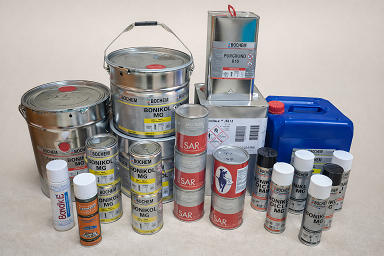 Attēlā redzams plašs līmju un šķīdinātāju klāsts dažādos iepakojumos – no 50 ml līdz 15 kg. Dažādu sastāvu profesionālās līmes paredzētas ādas, audumu, gumijas, plastmasas un citu materiālu drošai un izturīgai līmēšanai.