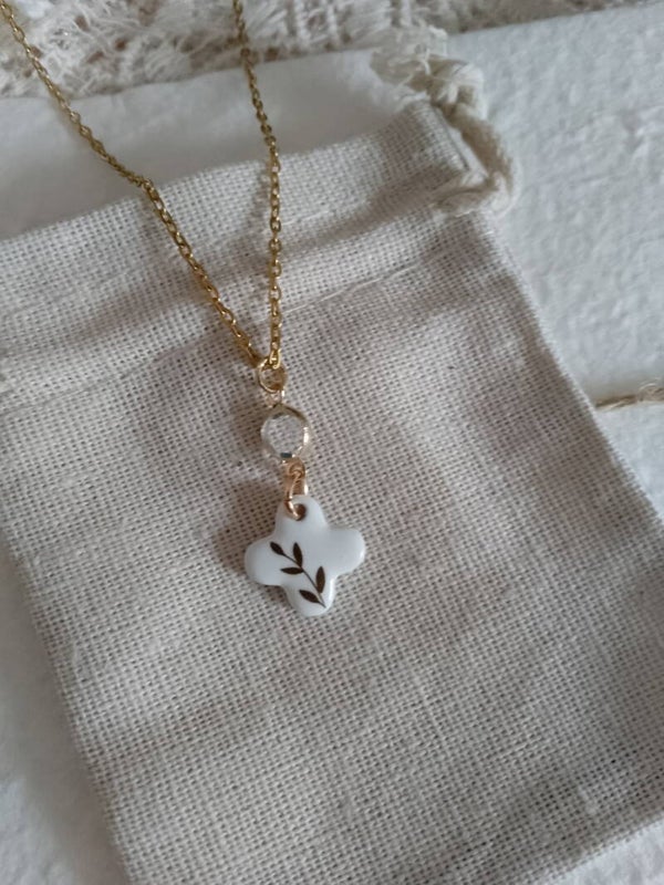 Collier trèfle en porcelaine et connecteur en pierre de cristal de quartz avec chaîne en acier inoxydable 60 cm