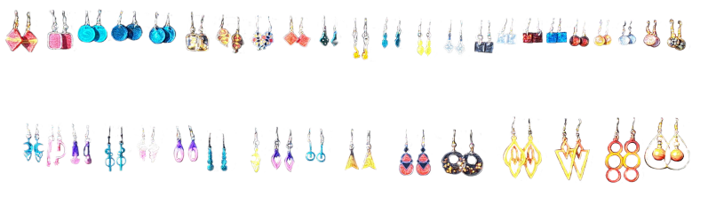 handgemaakte oorbellen die gepresenteerd worden aan een minimalistisch rek van donkere, natuurlijke takken. Het assortiment toont diverse stijlen, waaronder geometrische hangers, druppelvormen en ronde designs in warme aardetinten, goud en zwart